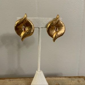 Vintage gold tone earrings. Geometric shape statement earrings. EUC.